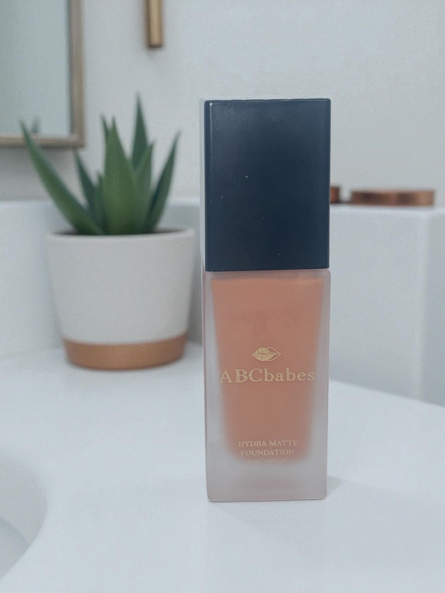 ABCbabes deep tan shade #34 with neutral undertones hydra matte foundation.